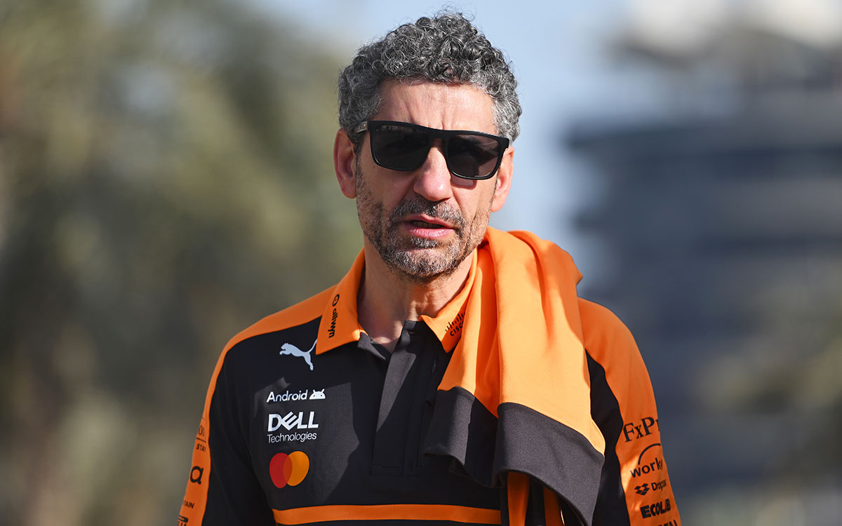 パドックを歩くマクラーレンのチーム代表アンドレア・ステラ、2026年F1プレシーズンテスト（バーレーン・インターナショナル・サーキット）