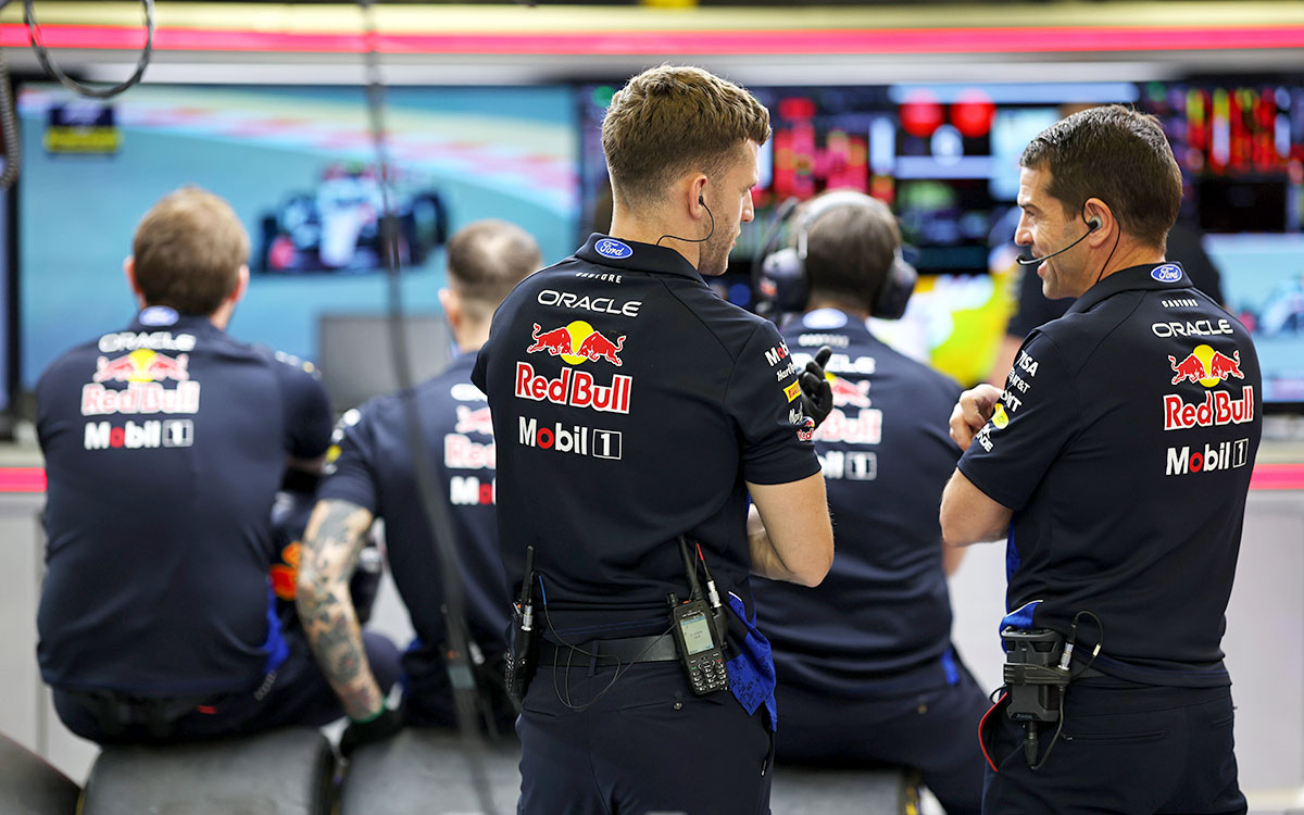 レッドブル・レーシングのガレージ内で話し合うチームメンバー、2026年2月12日(木) F1プレシーズンテスト2日目（バーレーン・インターナショナル・サーキット）