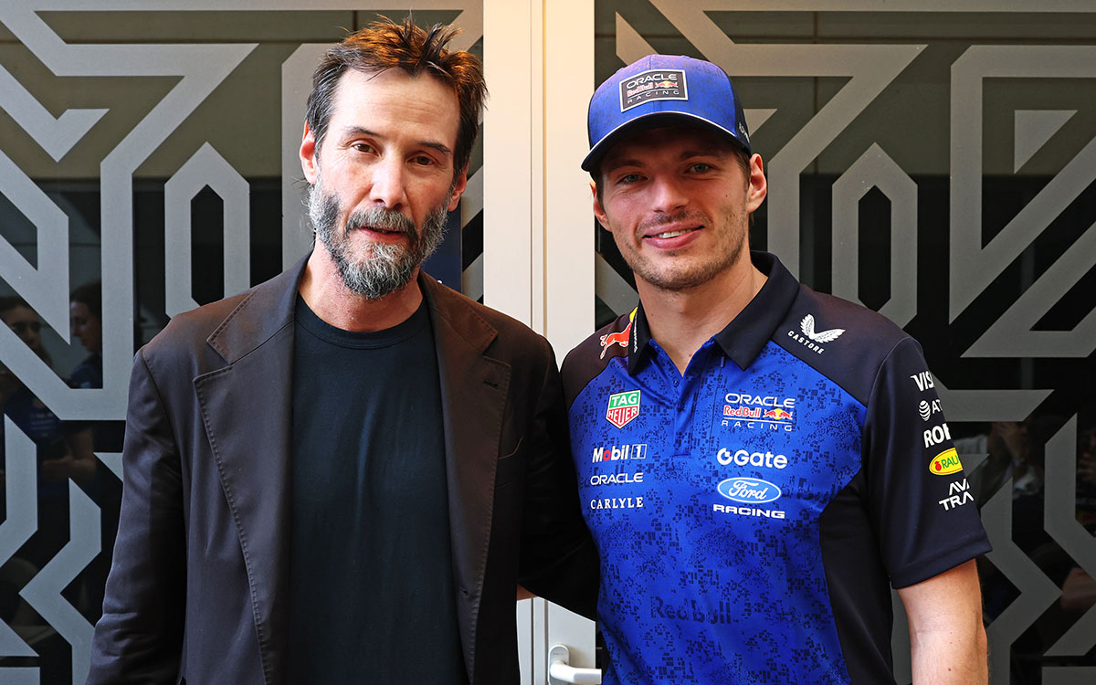 パドックで俳優キアヌ・リーブスと並び記念撮影に応じるマックス・フェルスタッペン（レッドブル・レーシング）、2026年2月12日F1プレシーズンテスト2日目（バーレーン・インターナショナル・サーキット）