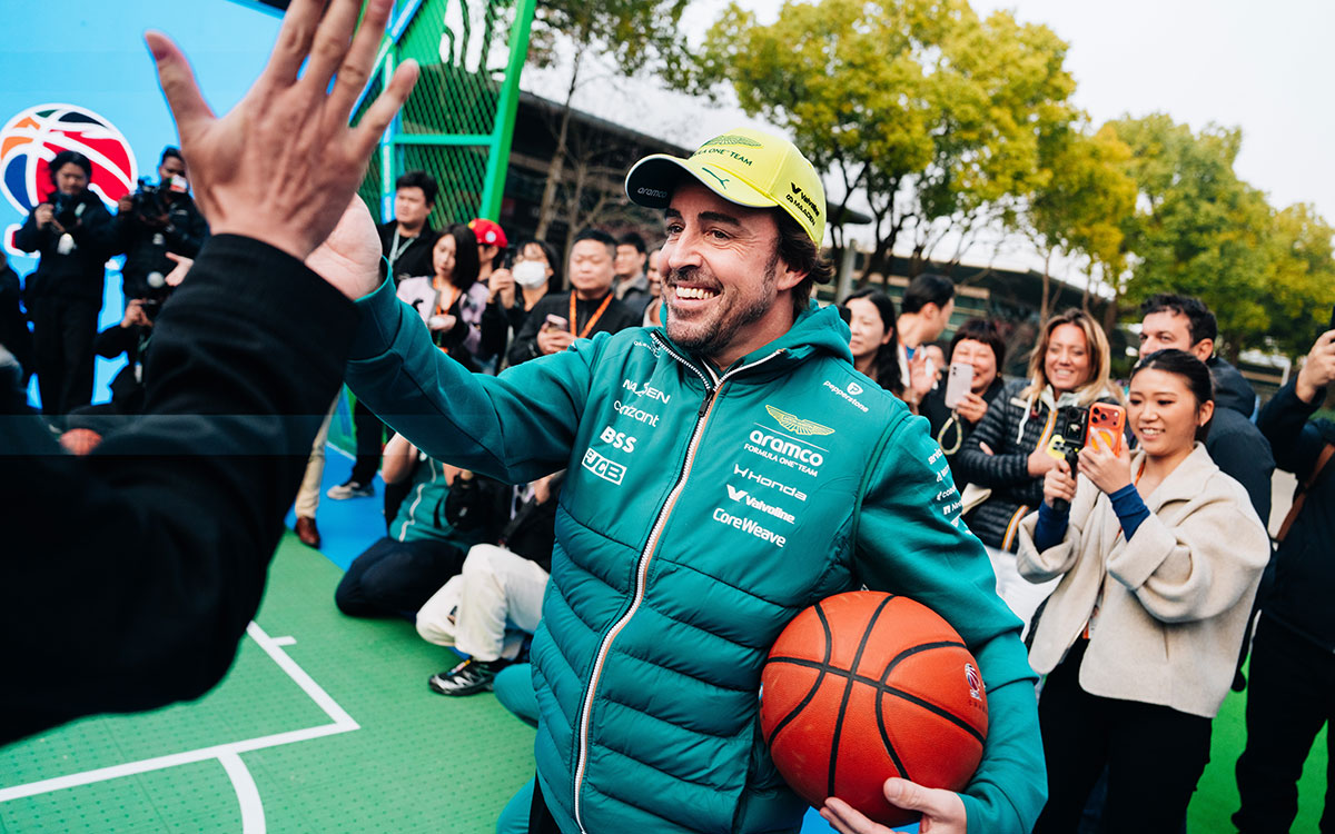 笑顔でハイタッチを交わしバスケットボールを抱えるフェルナンド・アロンソ（アストンマーティン・ホンダ）、2026年3月12日(木) F1中国GPメディアデー（上海インターナショナル・サーキット）