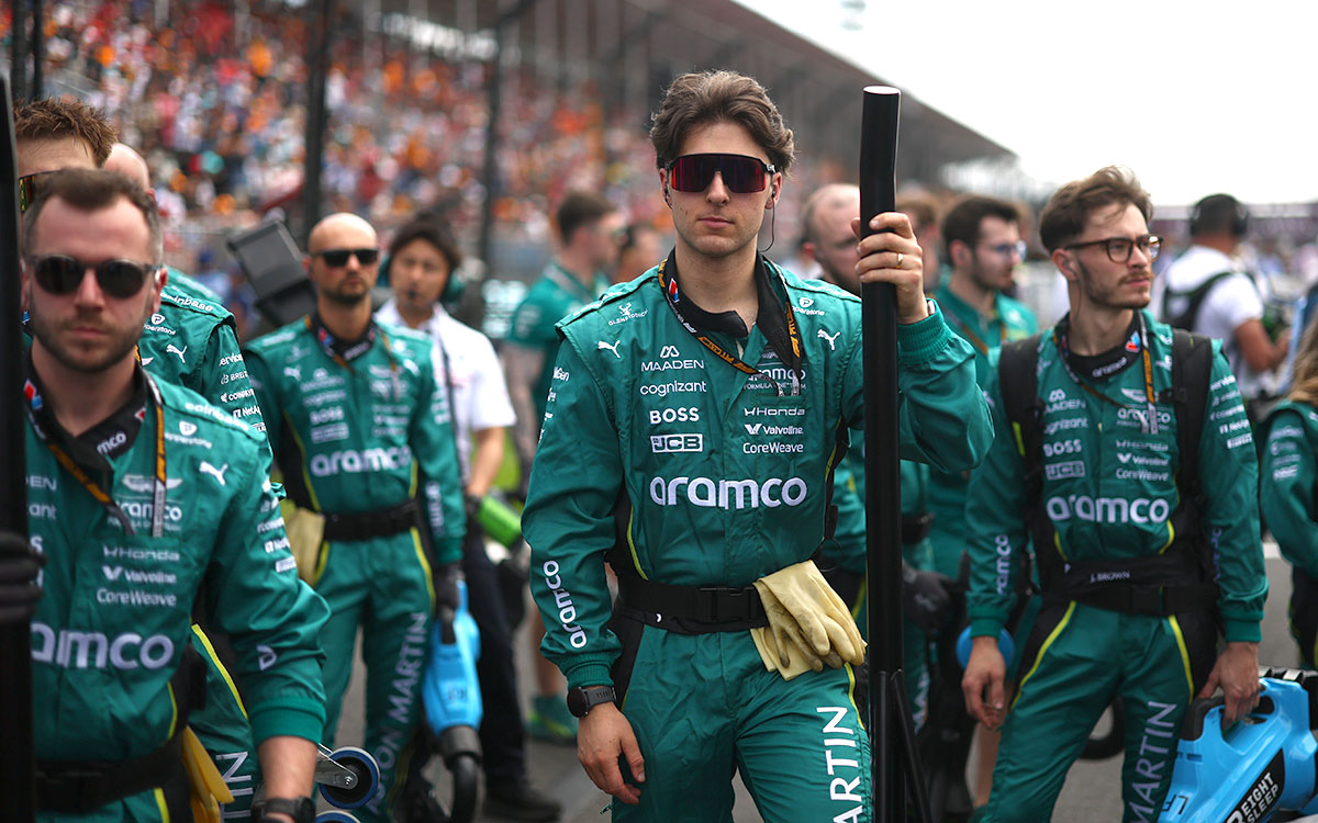 グリッド上に立つアストンマーティン・ホンダのクルー、2026年3月8日(日) F1オーストラリアGP決勝前（アルバート・パーク・サーキット）