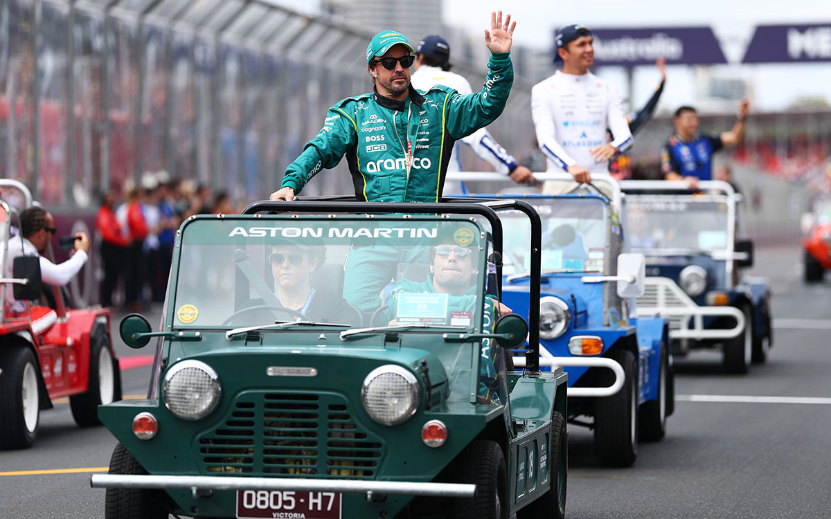 オープンカーから手を振るフェルナンド・アロンソ（アストンマーティン）、2026年3月8日(日) F1オーストラリアGP決勝前ドライバーズパレード（アルバート・パーク・サーキット）