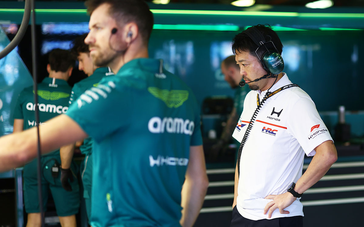 アストンマーティン・ホンダのガレージでデータを監視するホンダF1パワーユニット開発を統括する角田哲史ラージプロジェクトリーダー、2026年F1オーストラリアGP予選