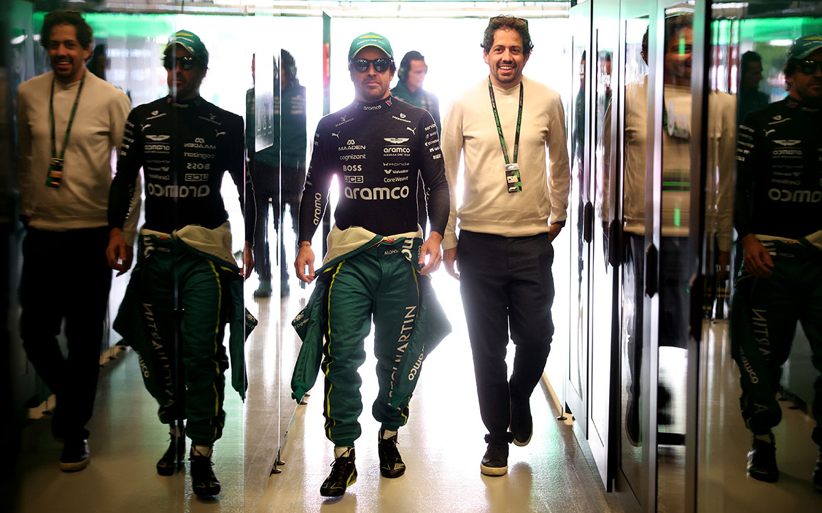FP1に向けてガレージに入るフェルナンド・アロンソ（アストンマーティン・ホンダ）、2026年3月6日(金) F1オーストラリアGP（アルバート・パーク・サーキット）