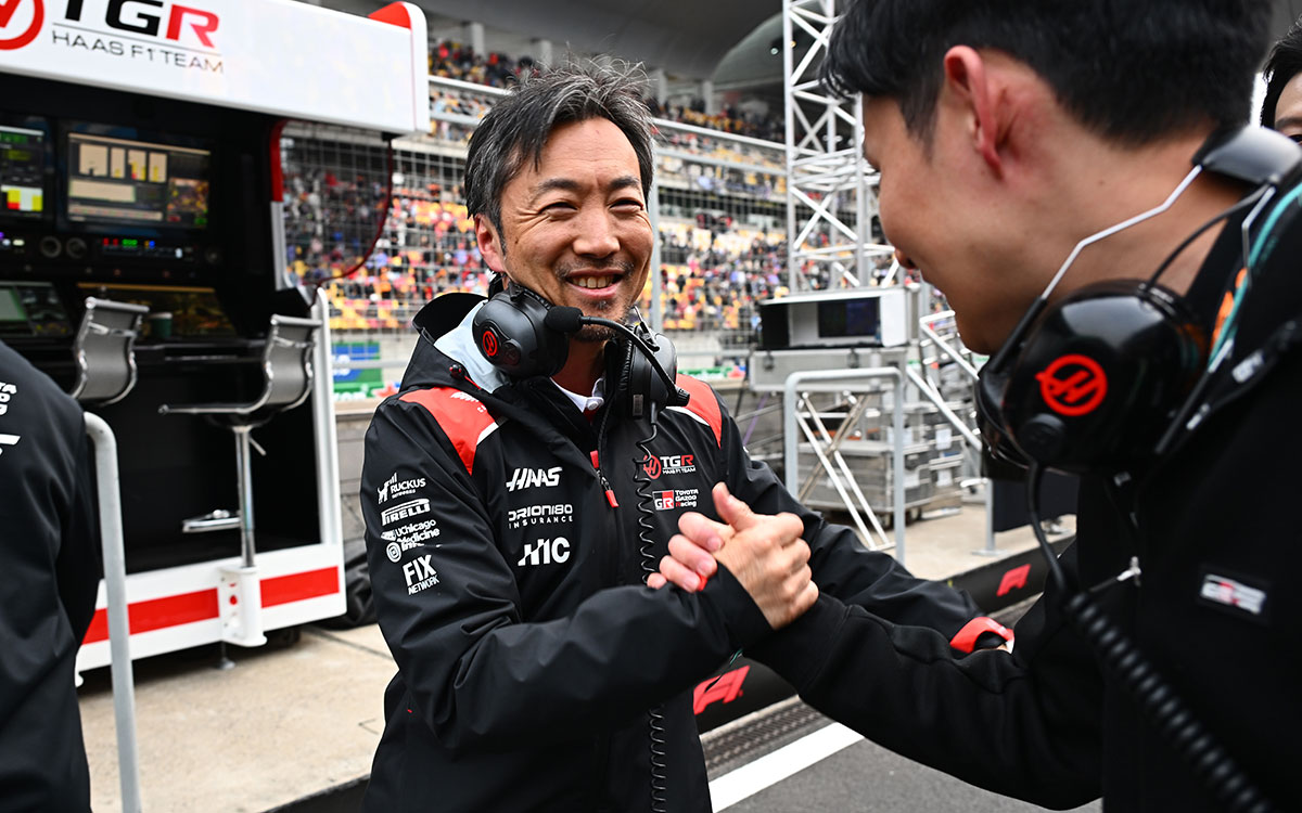 笑顔でチームスタッフと握手を交わす小松礼雄（ハースF1チーム代表）、2026年3月15日(日) F1中国GP決勝（上海インターナショナル・サーキット）