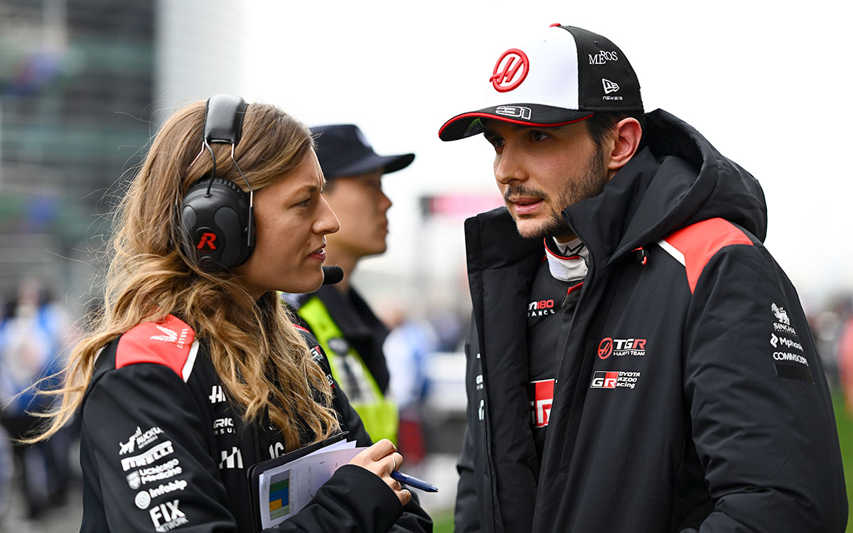 グリッド上で担当レースエンジニアのローラ・ミュラーと話すエステバン・オコン（ハース）、2026年3月15日(日) F1中国GP決勝（上海インターナショナル・サーキット）
