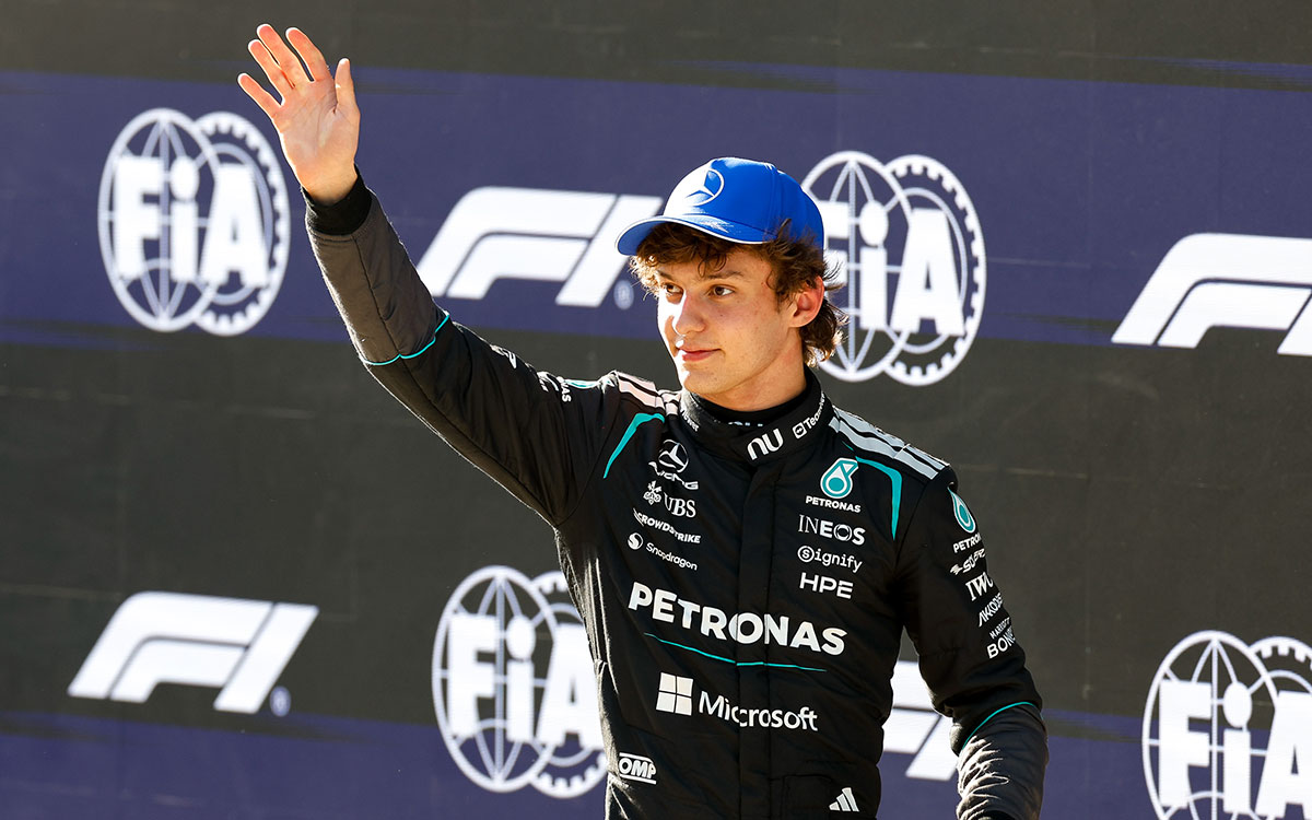 観客に手を振る史上最年少ポールシッターのアンドレア・キミ・アントネッリ（メルセデス）、2026年3月14日(土) F1中国GP予選（上海インターナショナル・サーキット）