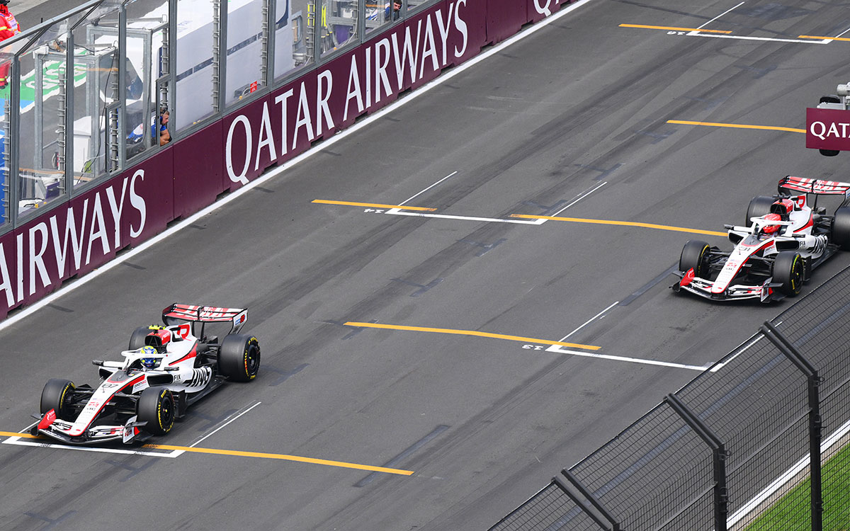 ポジションを争うハースのオリバー・ベアマンとエステバン・オコン、2026年3月8日(日) F1オーストラリアGP決勝（アルバート・パーク・サーキット）