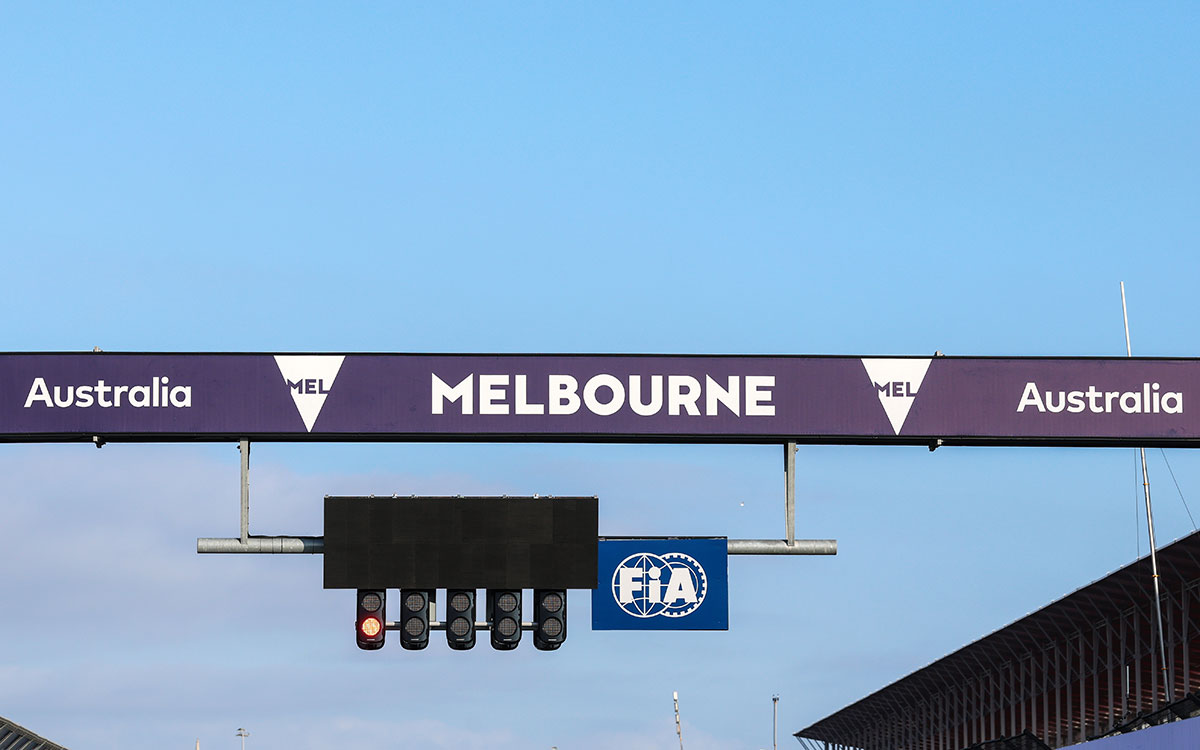スタート／フィニッシュライン上に設置されたスタートライトと「MELBOURNE」看板、2026年3月5日(木) F1オーストラリアGPメディアデー（アルバート・パーク・サーキット）