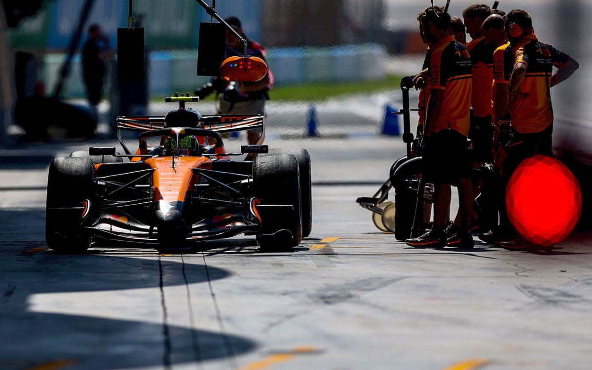 ピットボックスに停車するマクラーレンの2026年型F1マシン「MCL40」、2026年2月18日プレシーズンテスト（バーレーン・インターナショナル・サーキット）