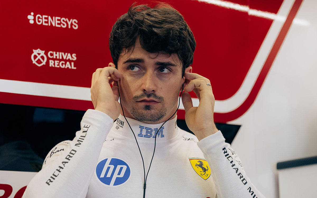 フェラーリのガレージ内でイヤホンを装着するシャルル・ルクレール、2026年3月F1オーストラリアGP（アルバート・パーク・サーキット）