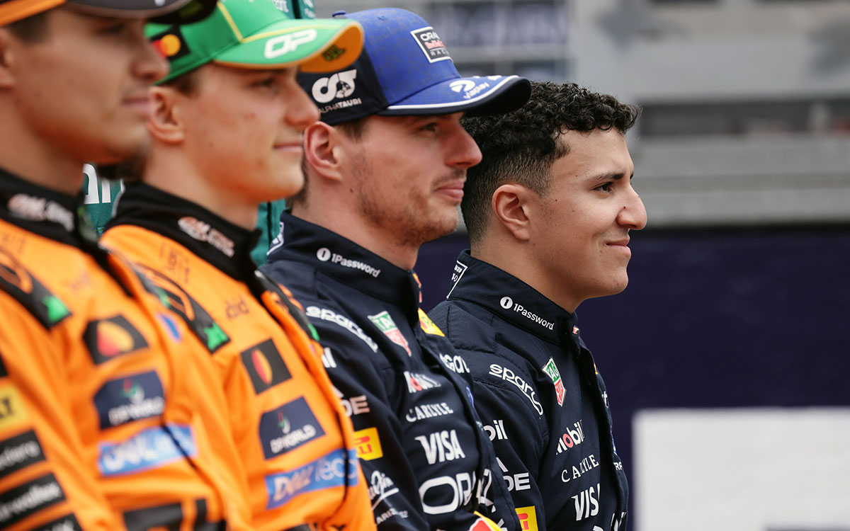 F1ドライバー集合記念撮影に臨むマクラーレンのランド・ノリスとオスカー・ピアストリ、レッドブルのマックス・フェルスタッペンとアイザック・ハジャー、2026年3月8日(日) F1オーストラリアGP決勝前（アルバート・パーク・サーキット）