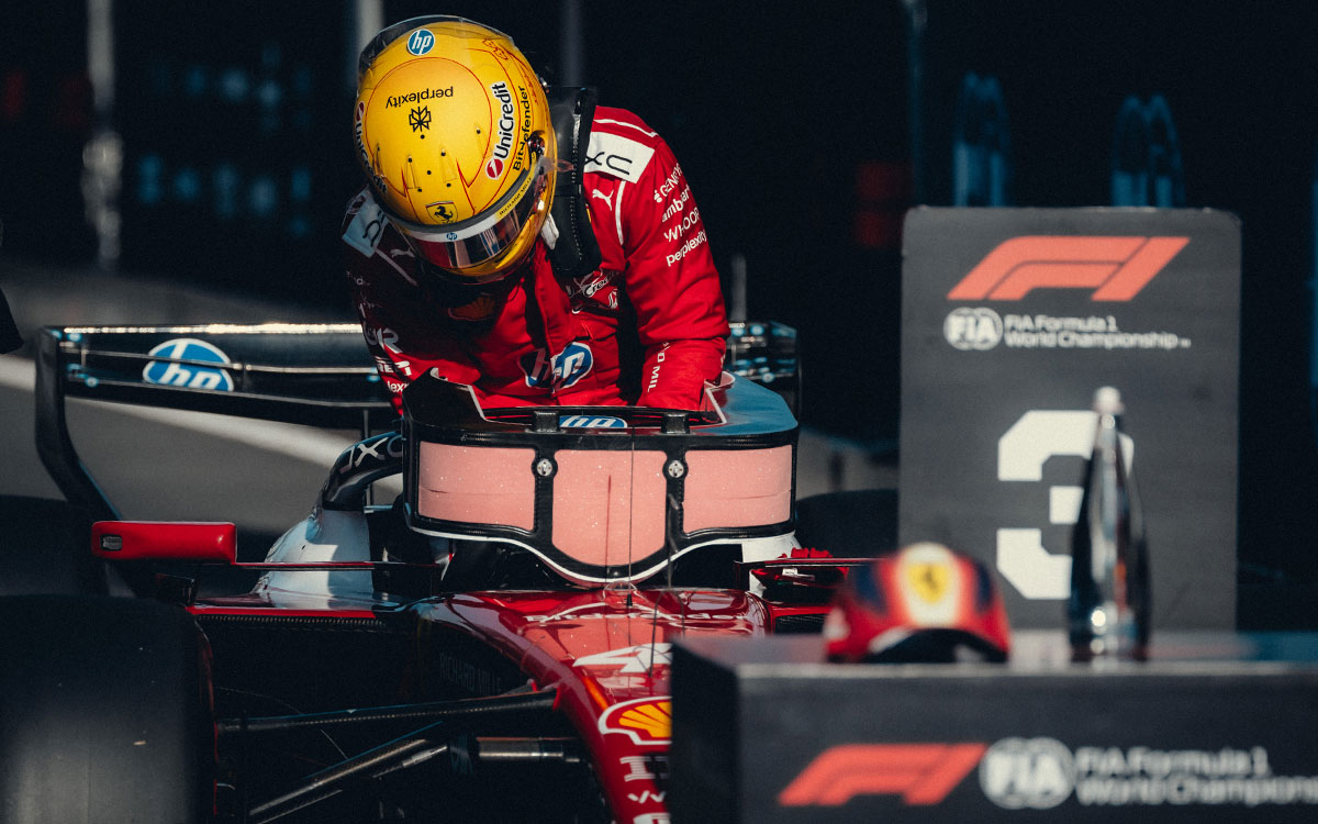 3番手に終わった予選を経てパルクフェルメでクルマを降りるルイス・ハミルトン（フェラーリ）、2026年3月14日(土) F1中国GP（上海インターナショナル・サーキット）