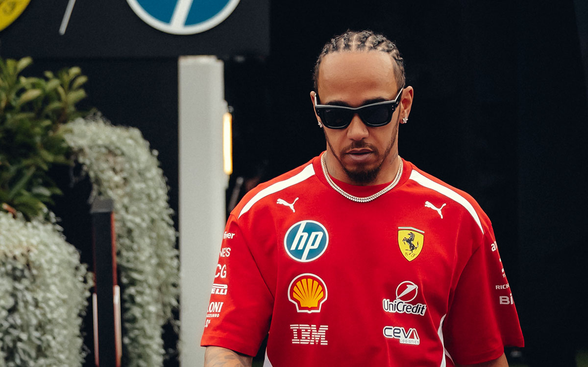 パドックを歩くルイス・ハミルトン（フェラーリ）、2026年3月7日(土) F1オーストラリアGP（アルバート・パーク・サーキット）
