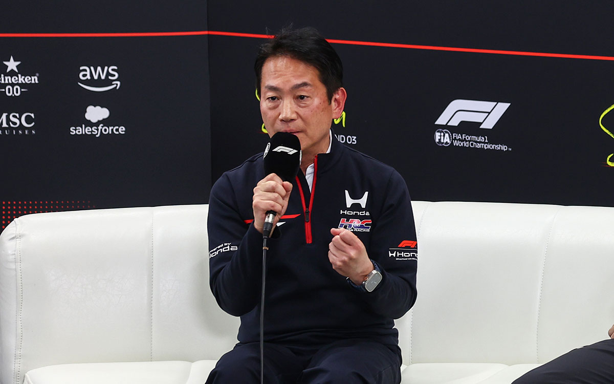 国際自動車連盟(FIA)公式記者会見でマイクを手に質問に答えるHRC(株式会社ホンダ・レーシング)の渡辺康治社長、2026年3月27日(金) F1日本GPフリー走行