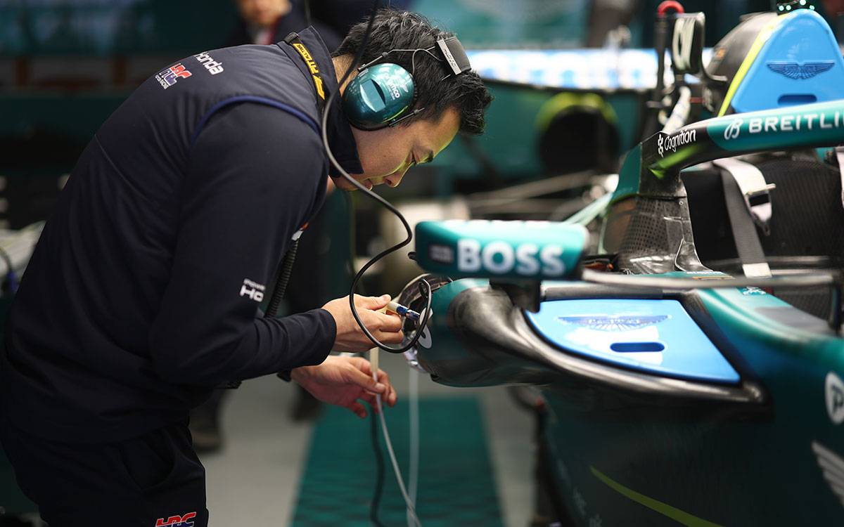 アストンマーティン・ホンダAMR26を整備するHRCのメンバー、2026年3月15日(日) F1中国GP決勝(上海インターナショナル・サーキット)