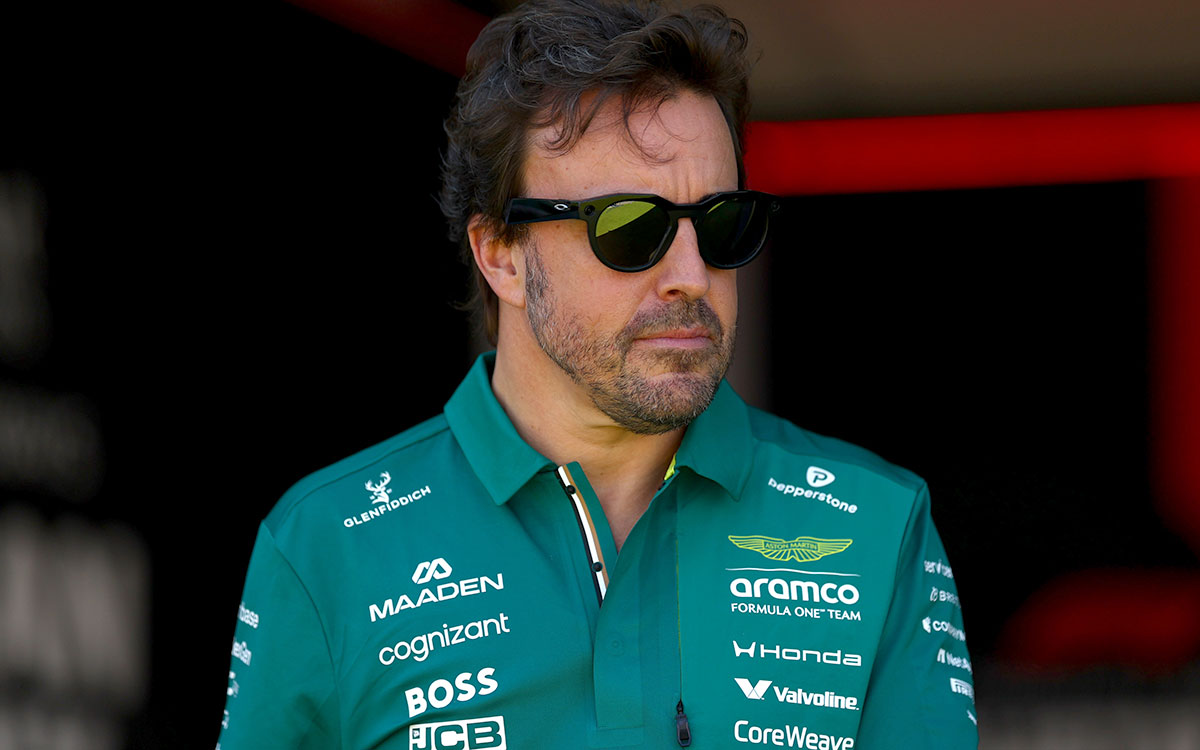 アルバート・パーク・サーキットのパドックを歩くフェルナンド・アロンソ（アストンマーティン・ホンダ）、2026年3月5日(木) F1オーストラリアGP