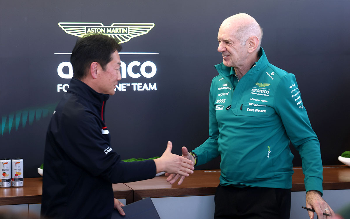 握手を交わすHRC（株式会社ホンダ・レーシング）の渡辺康治社長とエイドリアン・ニューウェイ（アストンマーティン チーム代表）、2026年3月5日(木) F1オーストラリアGP（アルバート・パーク・サーキット）