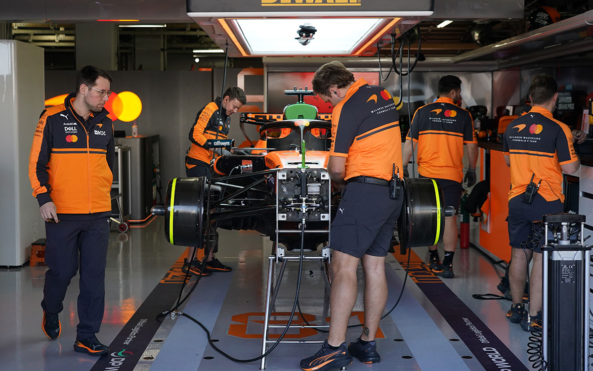 ガレージ内でジャッキアップされたランド・ノリス（マクラーレン）のマシンを整備するクルー、2026年3月27日(金) F1日本GPフリー走行2（FP2）