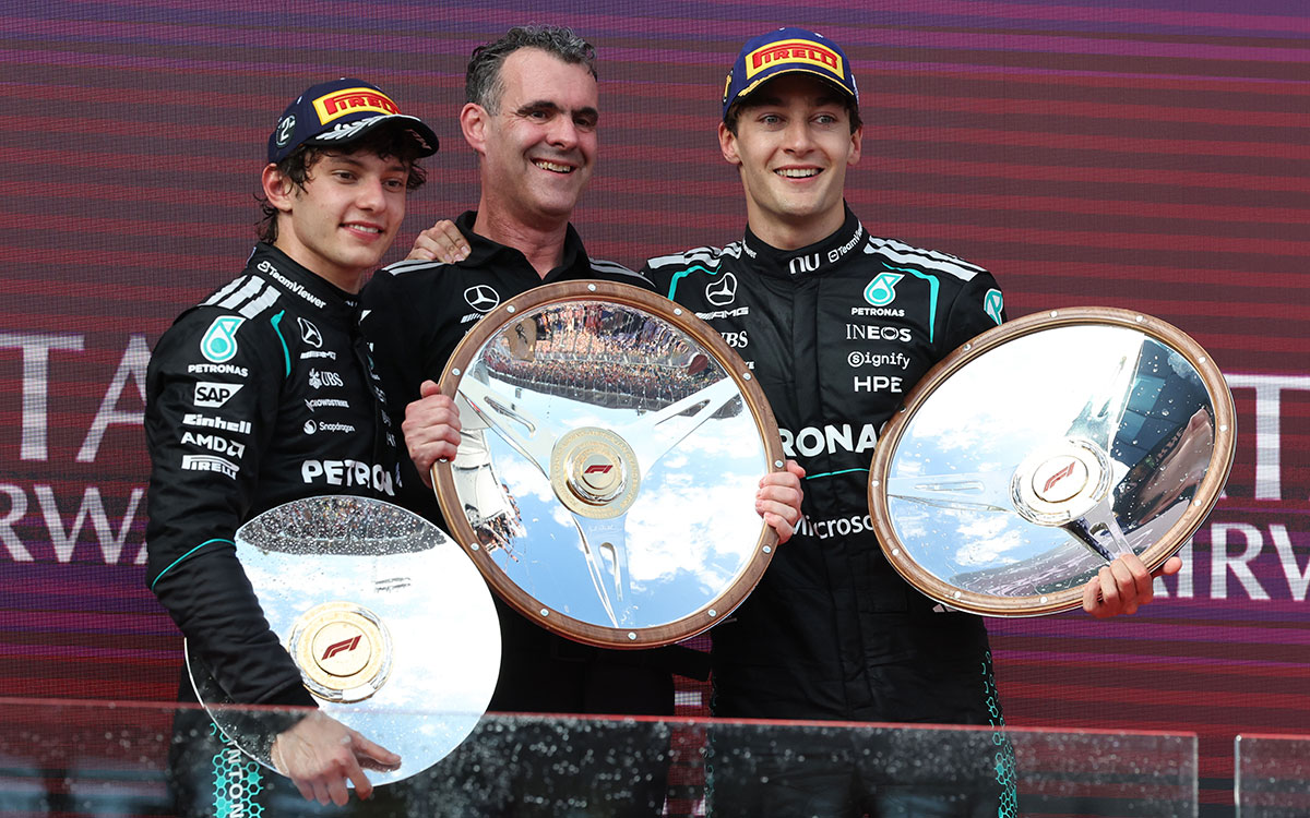 表彰台で記念撮影に応じる優勝したジョージ・ラッセル（メルセデス）と2位アンドレア・キミ・アントネッリ（メルセデス）、2026年3月8日(日) F1オーストラリアGP決勝（アルバート・パーク・サーキット）
