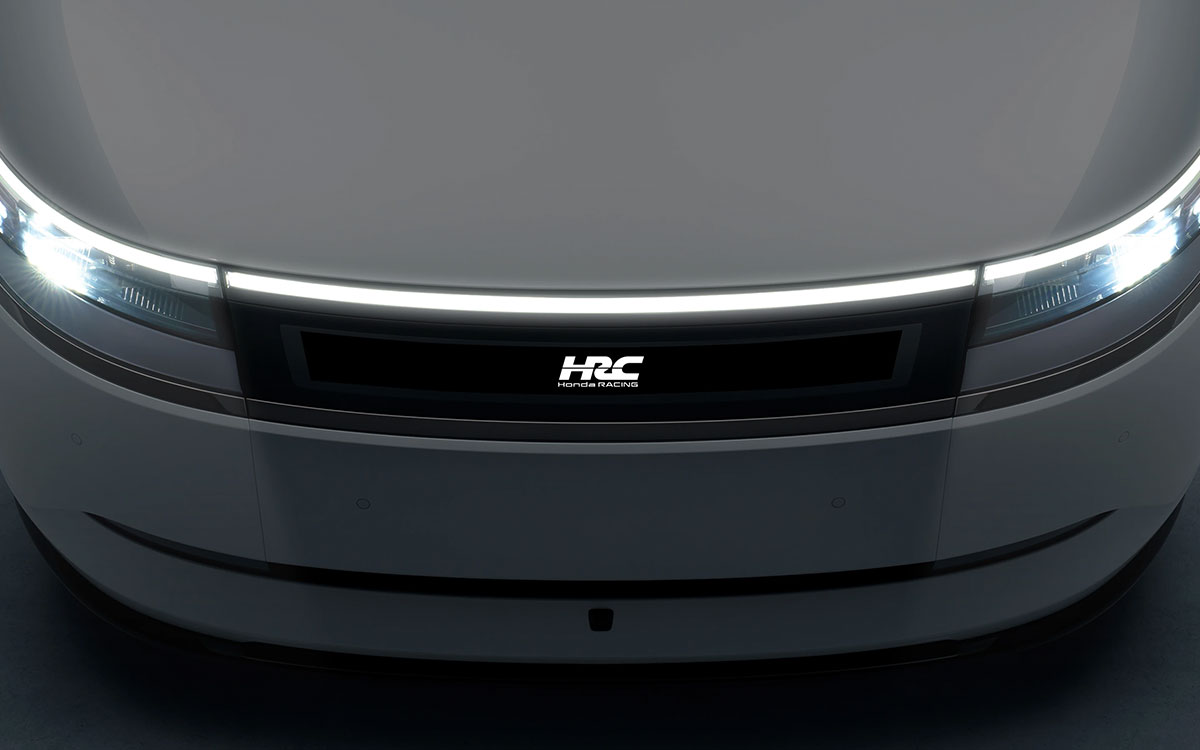 HRC（株式会社ホンダ・レーシング）のロゴが表示されたソニー・ホンダモビリティの新型EV「AFEELA 1」