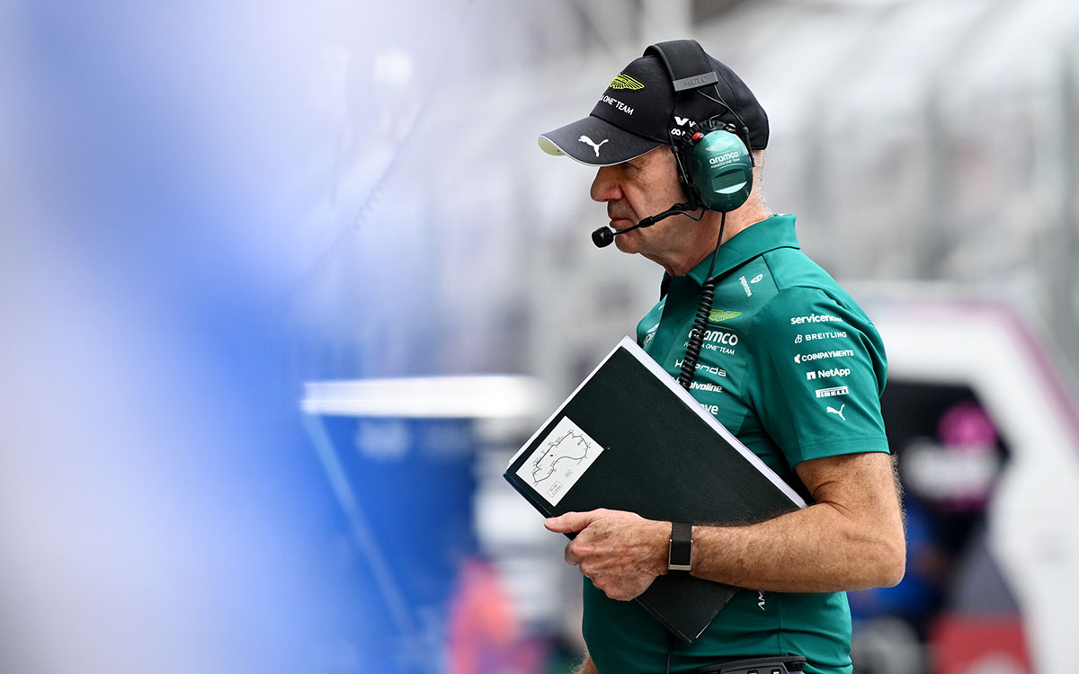 ヘッドセットを装着しコース図入りのバインダーを手に歩くアストンマーティンのF1チーム代表兼マネージング・テクニカル・パートナーを務めるエイドリアン・ニューウェイ、2026年3月7日(土) F1オーストラリアGP（アルバート・パーク・サーキット）