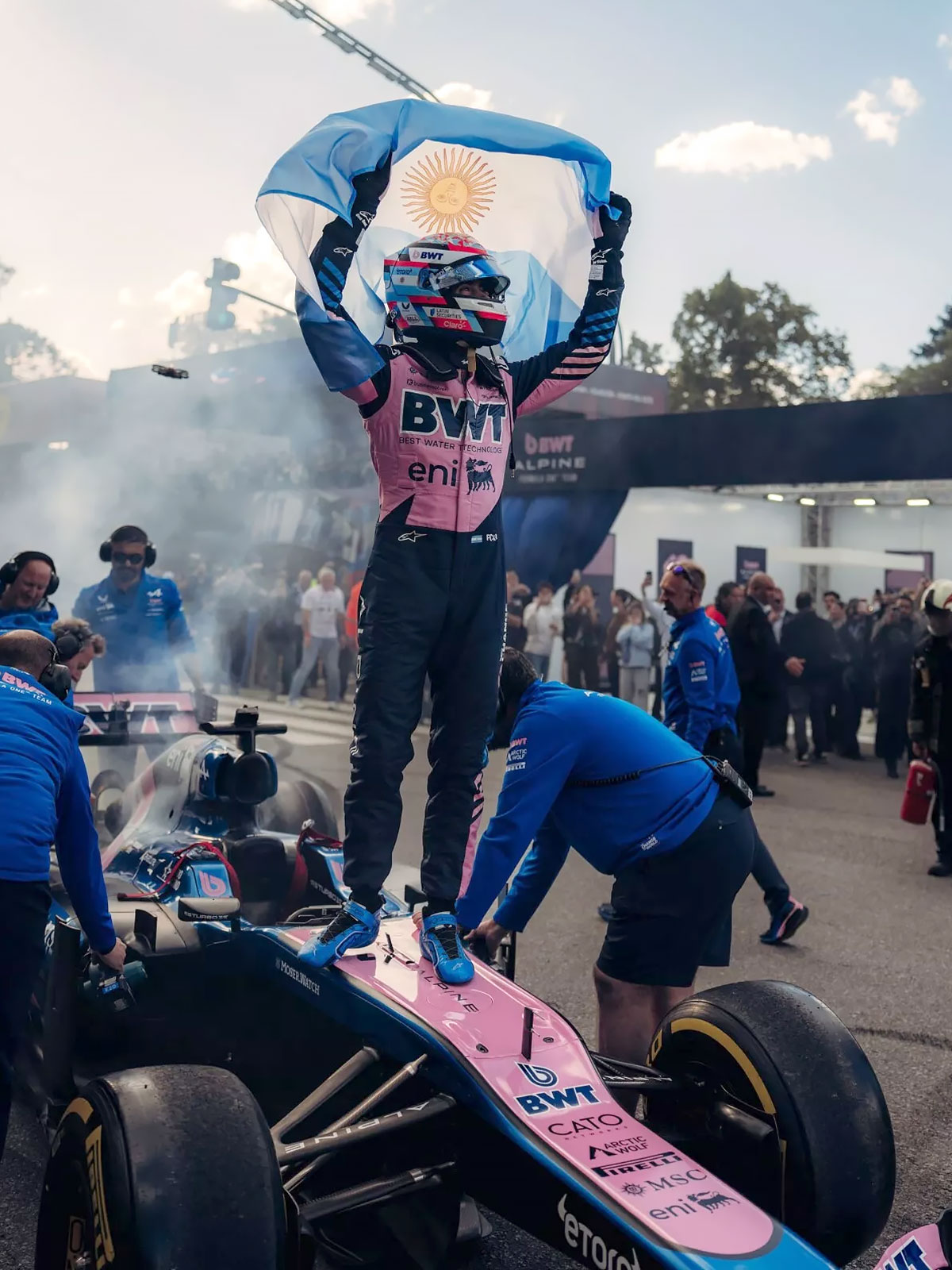 アルゼンチン国旗を掲げてBWTカラーのアルピーヌF1マシン上に立つフランコ・コラピント、2026年4月26日(日) ブエノスアイレス・ロードショー
