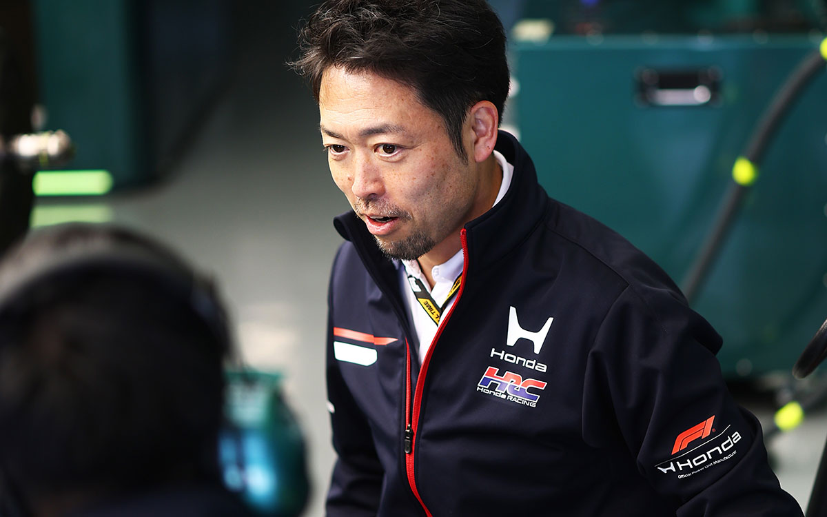 ガレージ内でスタッフに指示を出すホンダ・レーシング（HRC）の折原伸太郎トラックサイド・ゼネラルマネージャー兼チーフエンジニア、2026年3月14日(土) F1中国GPスプリント（上海インターナショナル・サーキット）