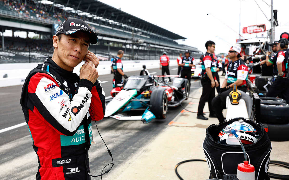 ピットレーンでイヤホンを装着しながら走行準備を進める佐藤琢磨（レイホール・レターマン・ラニガン・レーシング）、2026年5月18日(月) 第110回インディ500プラクティス7（インディアナポリス・モーター・スピードウェイ）