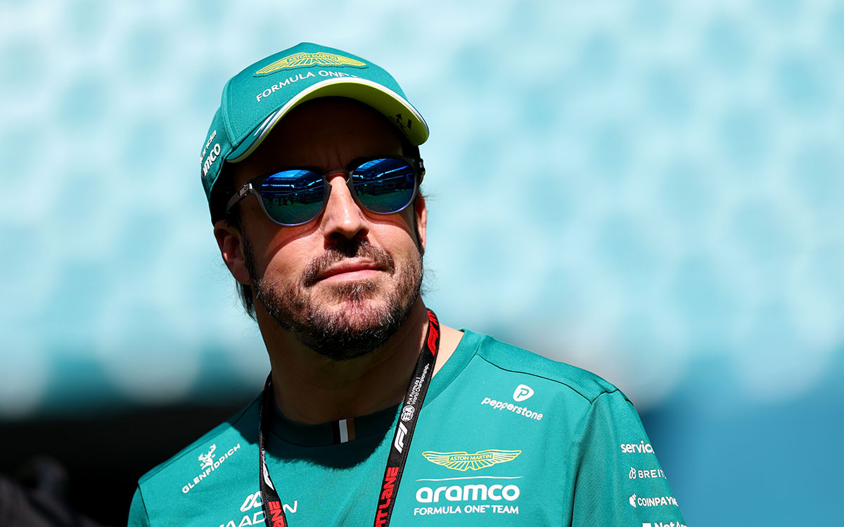 パドックを歩くフェルナンド・アロンソ（アストンマーティン・ホンダ）、2026年5月1日(金) F1マイアミGP初日（マイアミ・インターナショナル・オートドローム）