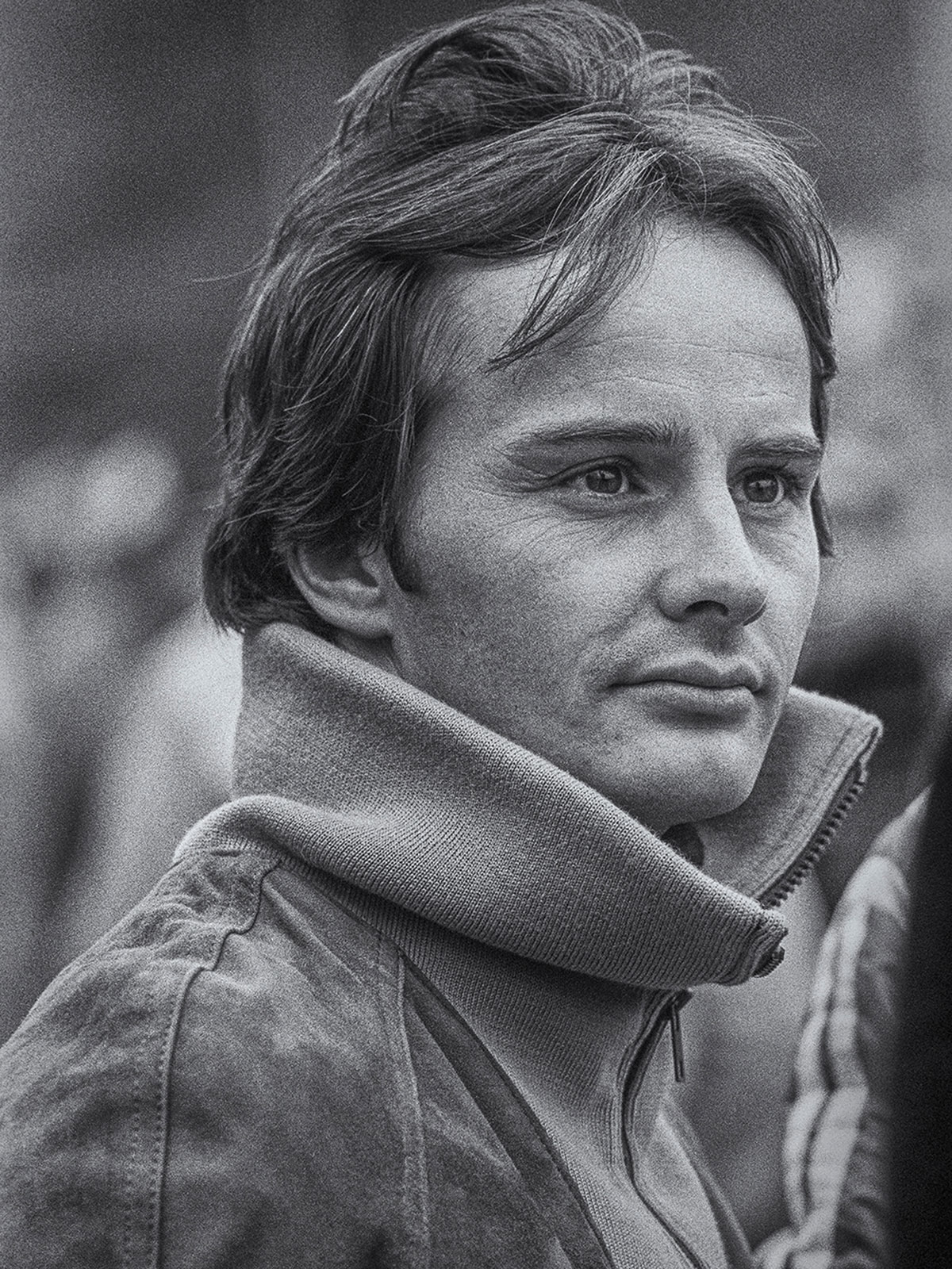 遠くを見つめるジル・ヴィルヌーヴのモノクロポートレート、1979年アメリカ東GP（ワトキンズ・グレン）