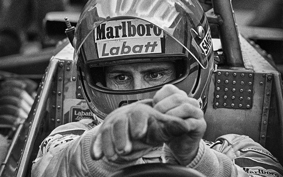 フェラーリ「312 T4」のコクピットでグローブを締める真剣な眼差しのジル・ヴィルヌーヴ、1979年アメリカ東GP（ワトキンズ・グレン）