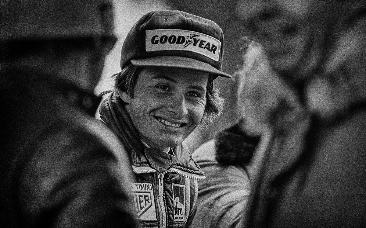 笑顔を見せるジル・ヴィルヌーヴのモノクロポートレート、1979年アメリカ東GP（ワトキンズ・グレン）