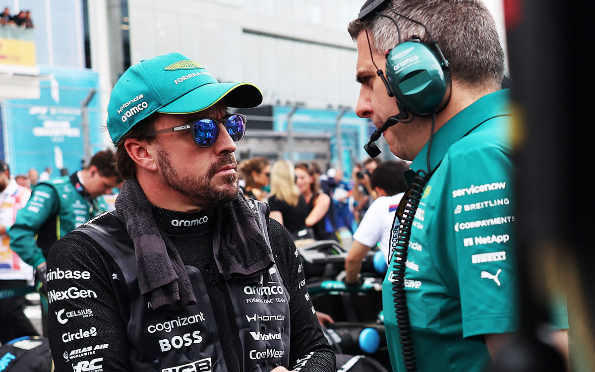グリッド上で話をするフェルナンド・アロンソ（アストンマーティン・ホンダ）とクリス・クローニン（シニア・レースエンジニア）、2026年5月3日(日) F1マイアミGP決勝（マイアミ・インターナショナル・オートドローム）
