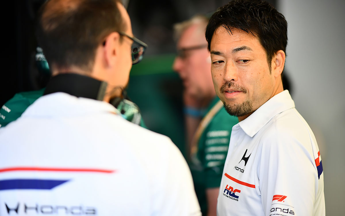 ガレージ内で会話を交わす折原慎太郎（ホンダ・レーシング・コーポレーション トラックサイドゼネラルマネージャー兼チーフエンジニア）、2026年4月30日(木) F1マイアミGPメディアデー（マイアミ・インターナショナル・オートドローム）