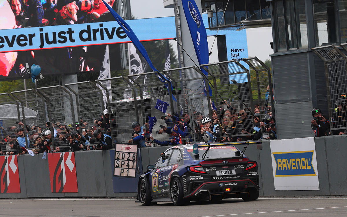 チェッカーフラッグ後にSP4Tクラス優勝を祝福されるSUBARU WRX NBR CHALLENGE 2026のWRX S4、2026年5月17日(日) 第54回ニュルブルクリンク24時間レース（ノルドシュライフェ）