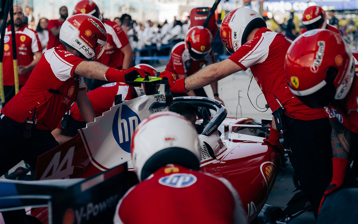 レース前のピットレーンでルイス・ハミルトン（フェラーリ）のSF-26を整備するメカニック、2026年5月3日(日) F1マイアミGP決勝（マイアミ・インターナショナル・オートドローム）