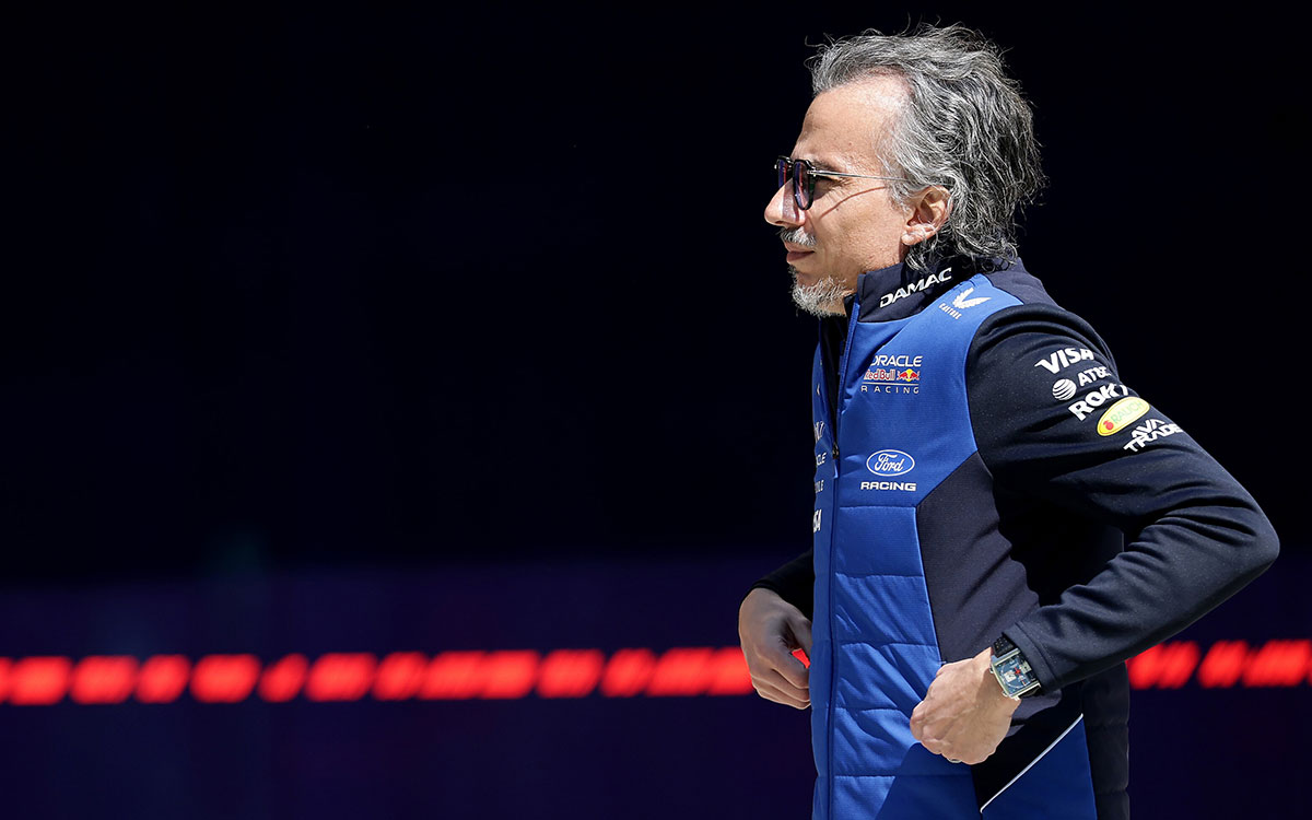 パドックを歩くローラン・メキーズ（レッドブル・レーシング代表）、2026年3月14日(土) F1中国GP予選（上海インターナショナル・サーキット）
