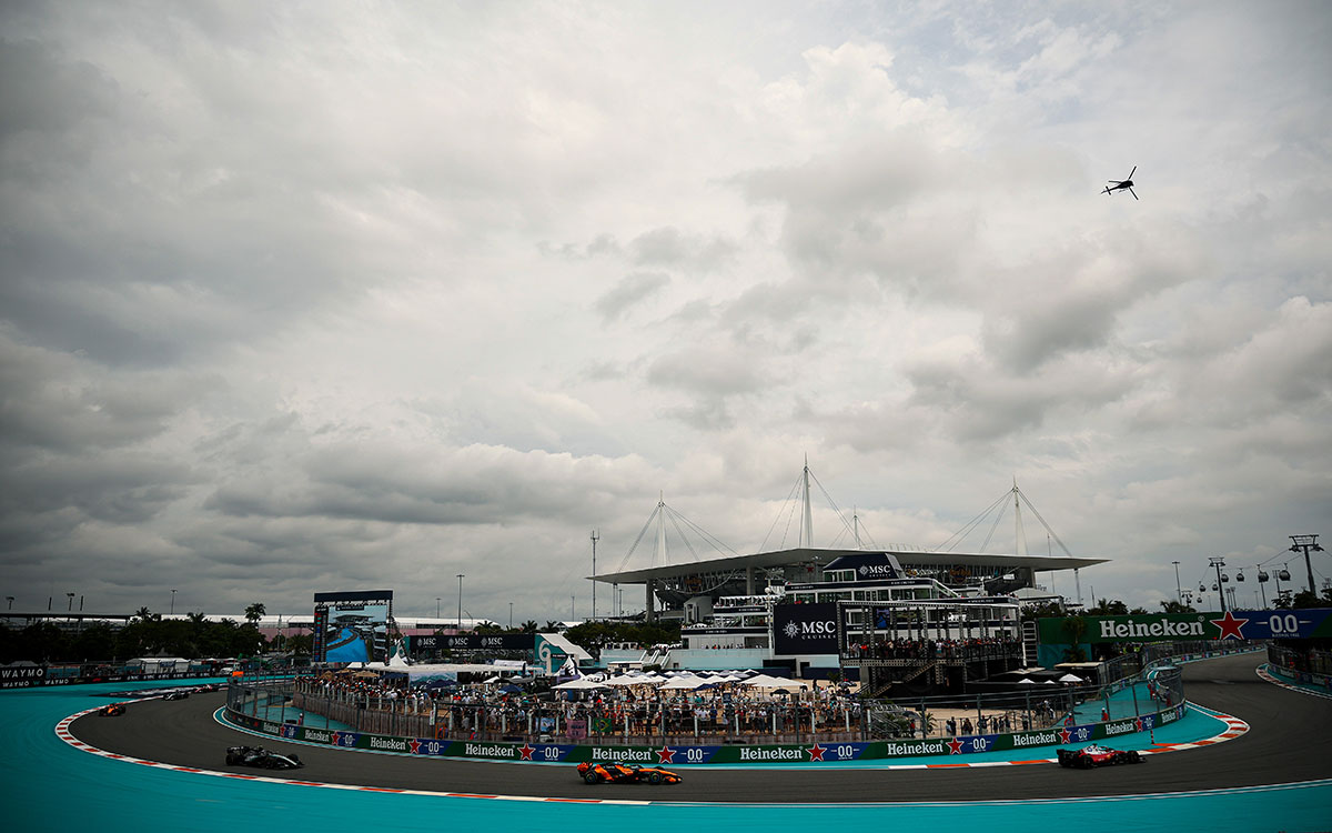 薄暗い雲に覆われたマイアミ・インターナショナル・オートドローム、2026年5月3日F1マイアミGP決勝レース