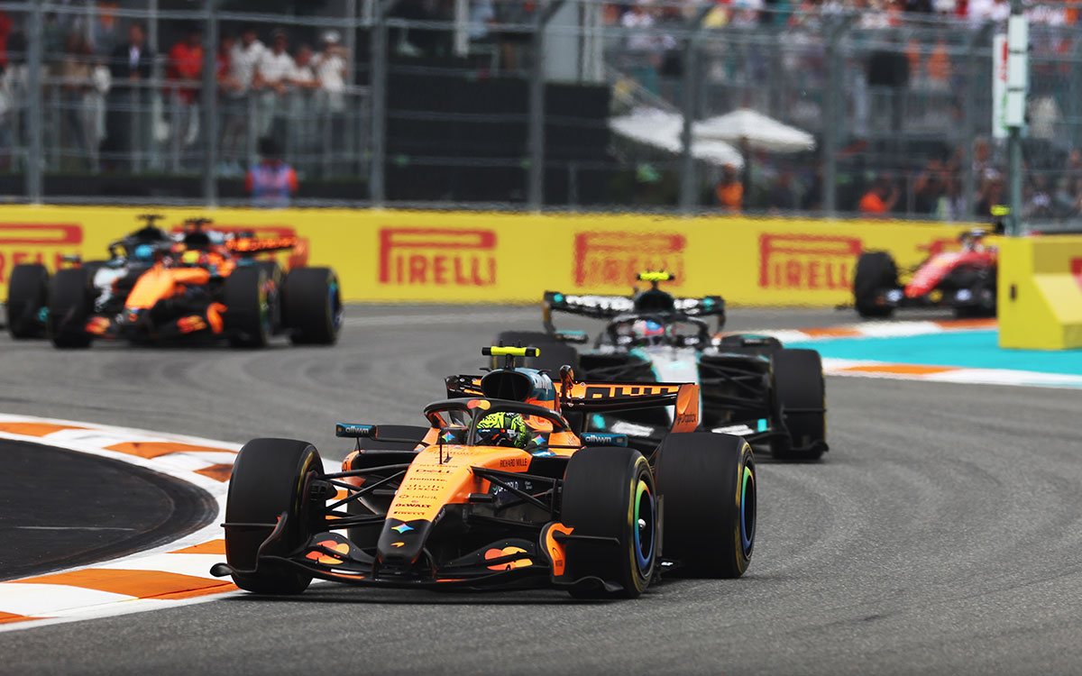 アンドレア・キミ・アントネッリ（メルセデス）をリードするランド・ノリス（マクラーレン）、2026年5月3日F1マイアミGP決勝レース（マイアミ・インターナショナル・オートドローム）