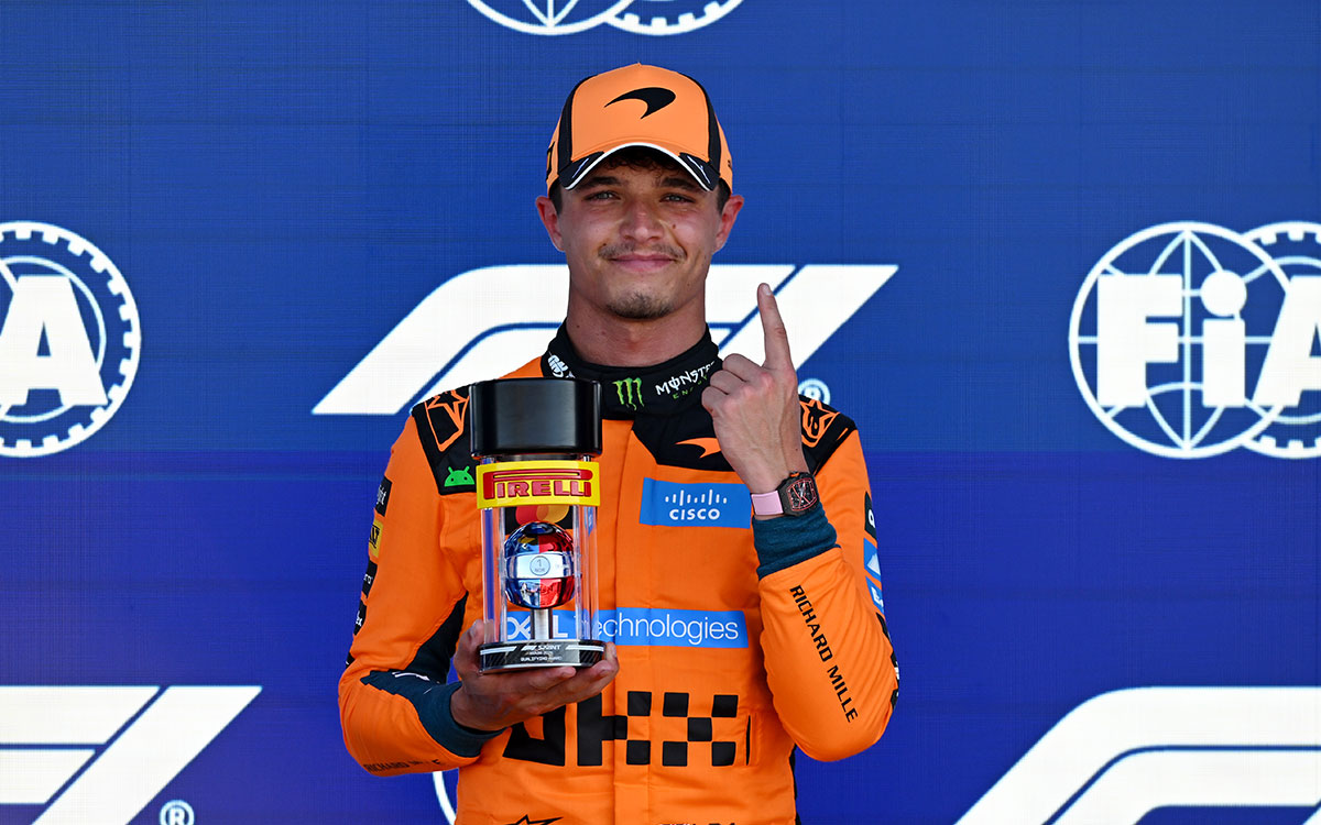 トロフィーを手に人差し指を掲げてポールポジション獲得を喜ぶランド・ノリス（マクラーレン）、2026年5月1日(金) F1マイアミGPスプリント予選（マイアミ・インターナショナル・オートドローム）