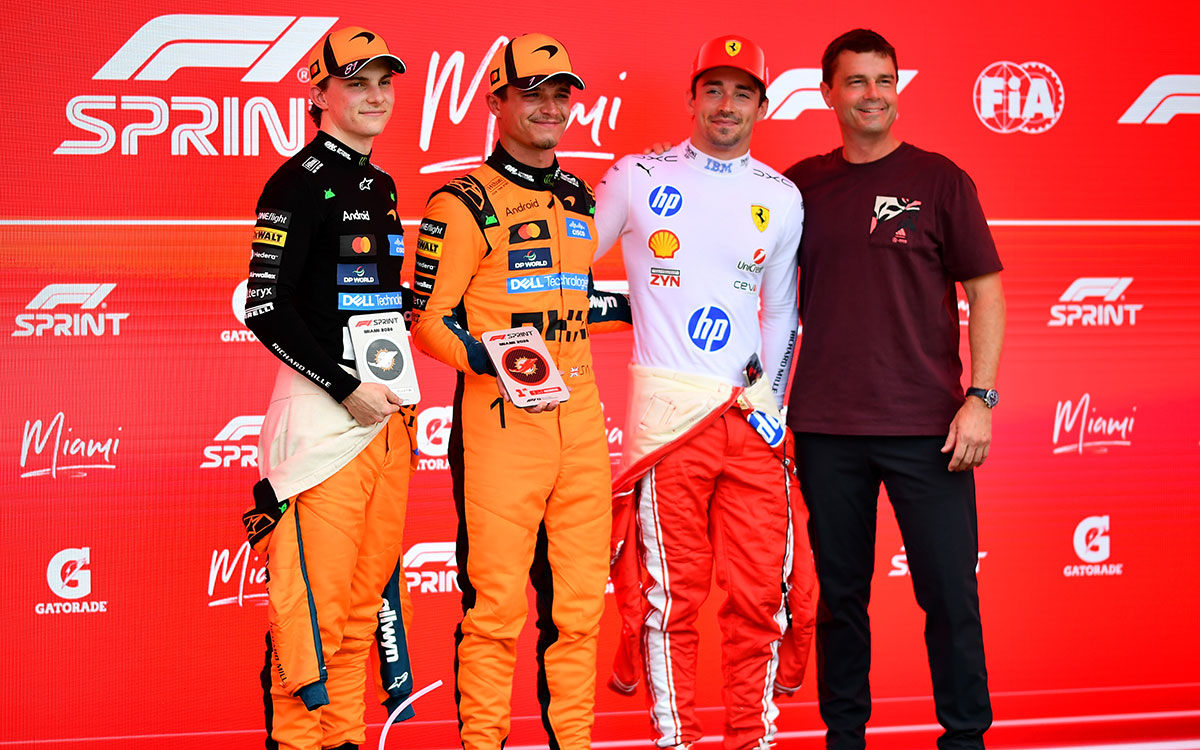 2位オスカー・ピアストリ（マクラーレン）と優勝したランド・ノリス（マクラーレン）、3位シャルル・ルクレール（フェラーリ）、2026年5月2日（土）F1マイアミGPスプリント（マイアミ・インターナショナル・オートドローム）
