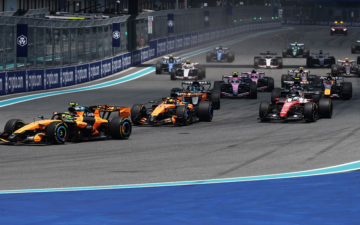 ランド・ノリス（マクラーレン）を先頭に開始直後のコーナーに向かうマシン群、2026年5月2日（土）F1マイアミGPスプリント（マイアミ・インターナショナル・オートドローム）