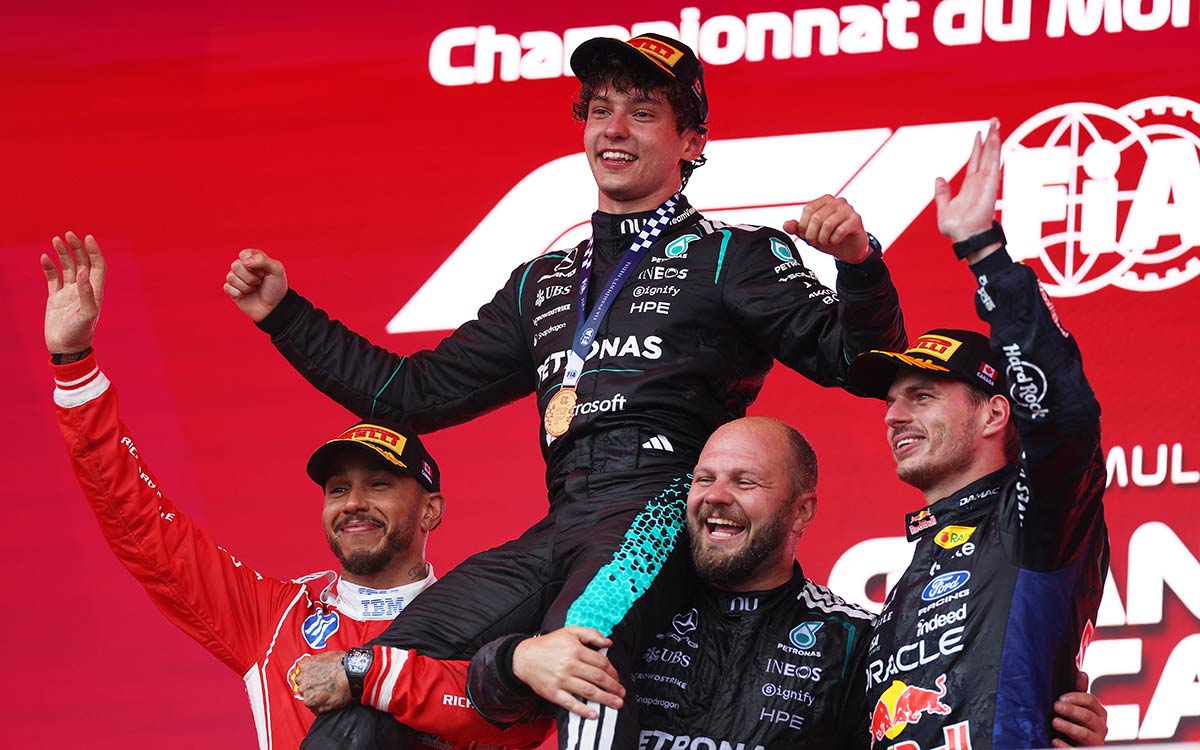 表彰台の上で担がれる優勝者アンドレア・キミ・アントネッリ（メルセデス）と2位ルイス・ハミルトン（フェラーリ）、3位マックス・フェルスタッペン（レッドブル）、2026年5月24日(日) F1カナダGP決勝（ジル・ビルヌーブ・サーキット）