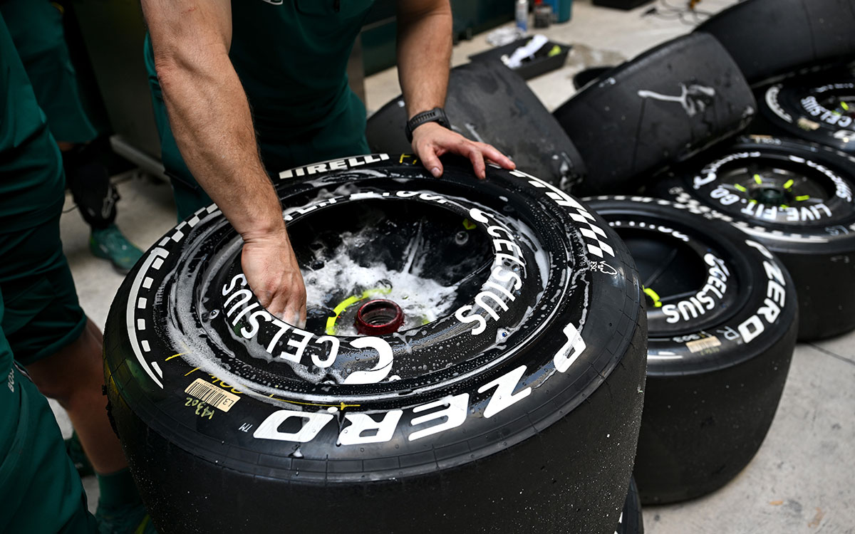 ピットガレージでピレリタイヤを洗浄するアストンマーティンF1チームのメカニック、2026年5月8日(金) F1マイアミGPプラクティス（マイアミ・インターナショナル・オートドローム）
