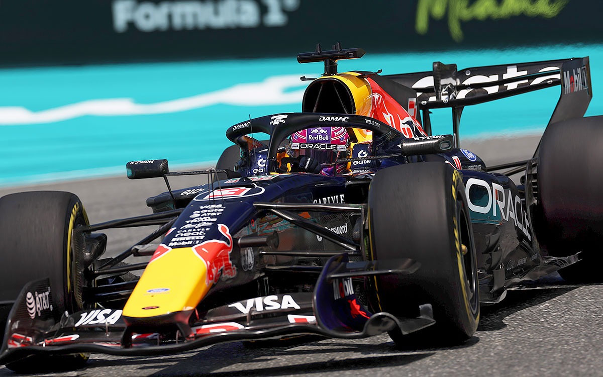 コーナーを駆け抜けるマックス・フェルスタッペン（レッドブル・レーシング）、2026年5月1日(金) F1マイアミGPフリー走行（マイアミ・インターナショナル・オートドローム）