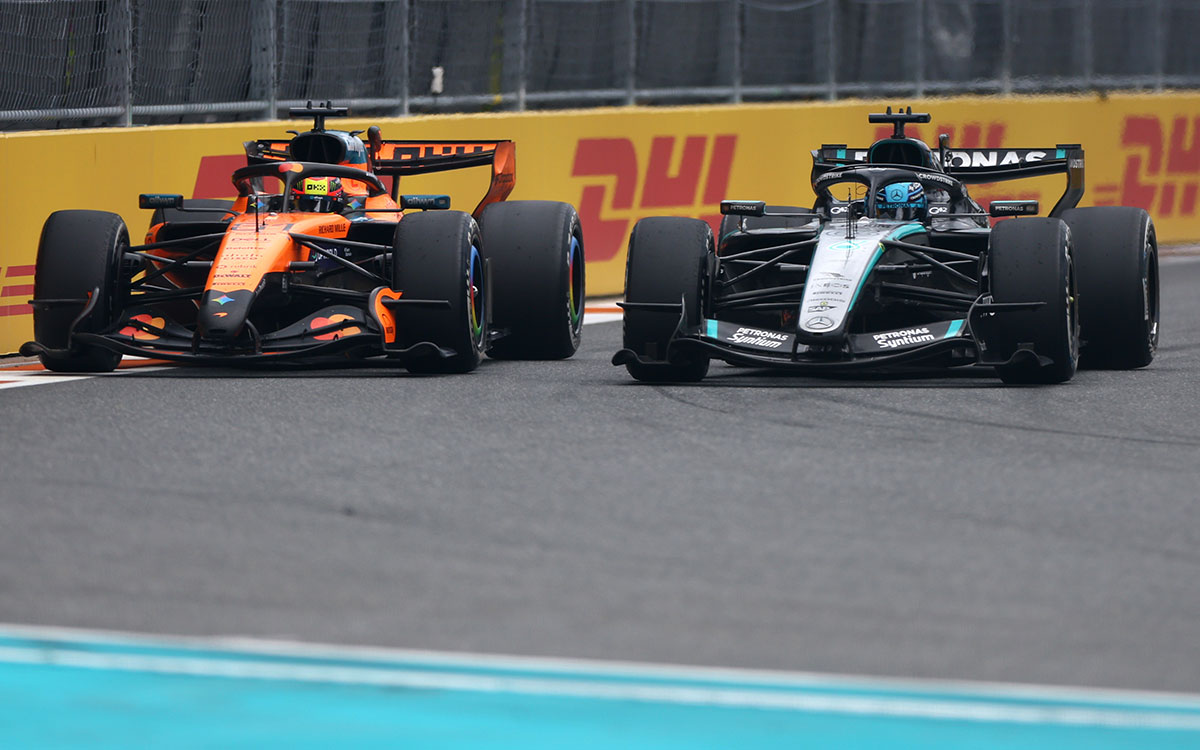 ジョージ・ラッセル（メルセデス）と順位を争うオスカー・ピアストリ（マクラーレン）、2026年5月3日(日) F1マイアミGP決勝（マイアミ・インターナショナル・オートドローム）
