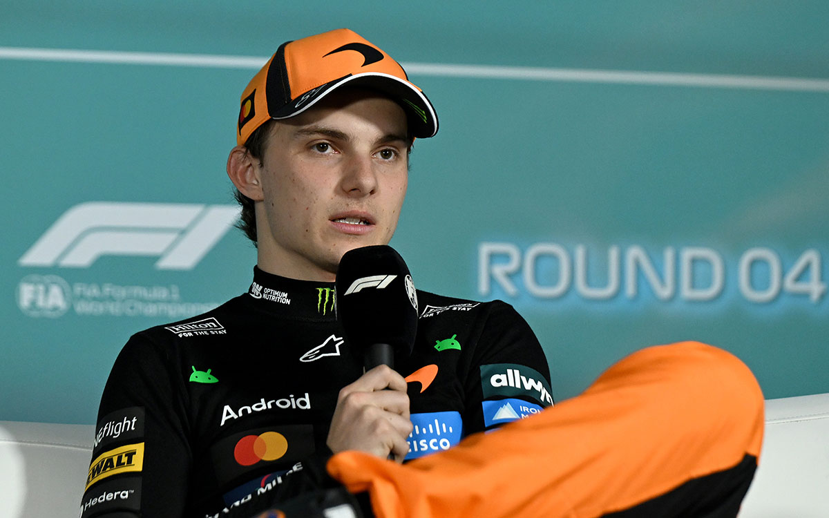 会見でマイクを握る3位オスカー・ピアストリ（マクラーレン）、2026年5月3日(日) F1マイアミGP決勝（マイアミ・インターナショナル・オートドローム）