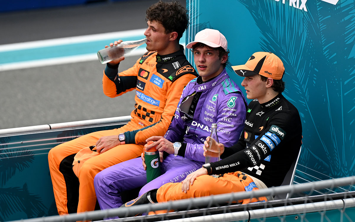 表彰台セレモニーへと向かうランド・ノリス（マクラーレン）、アンドレア・キミ・アントネッリ（メルセデス）、オスカー・ピアストリ（マクラーレン）、2026年5月3日(日) F1マイアミGP決勝（マイアミ・インターナショナル・オートドローム）