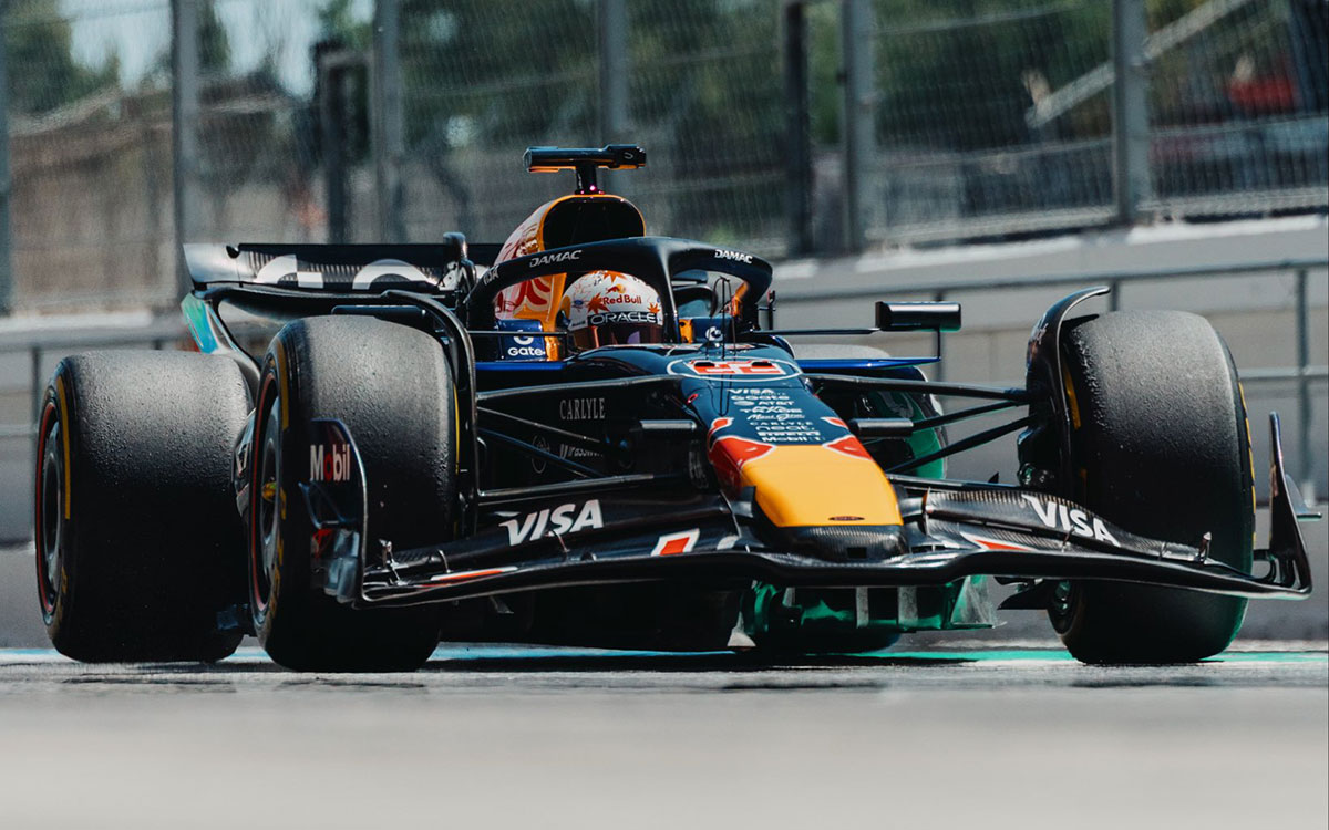 レッドブル・レーシングの2025年型「RB21」と思われるF1マシンをドライブする角田裕毅（レッドブル・レーシング テスト兼リザーブドライバー）、2026年6月16日（火）に行われたカタロニア・サーキットでのTPCにて